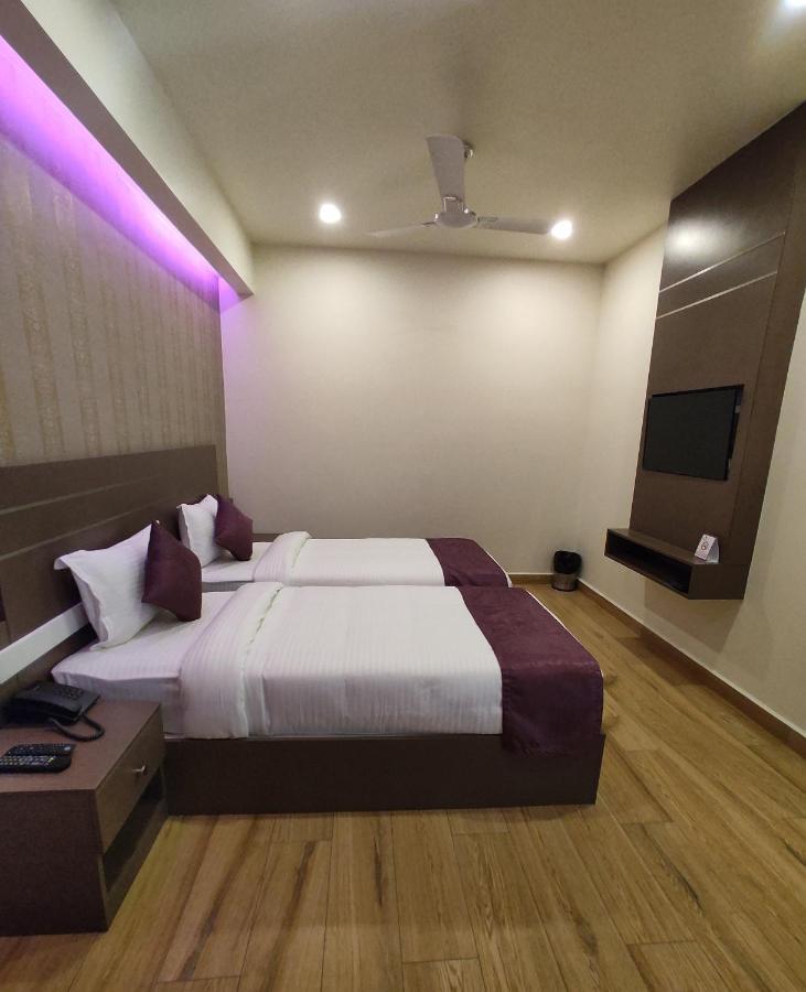 Готель Lavender Infopark Kochi Екстер'єр фото
