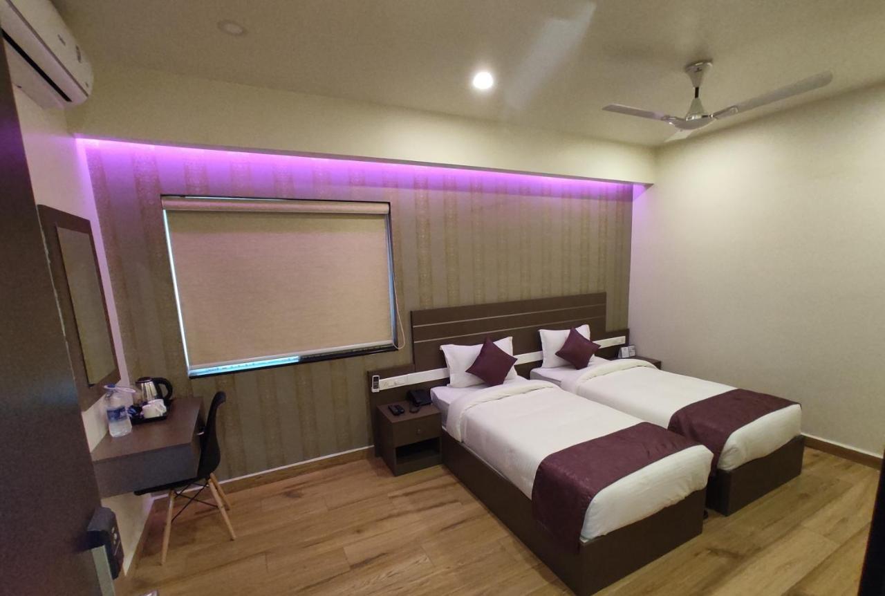 Готель Lavender Infopark Kochi Екстер'єр фото