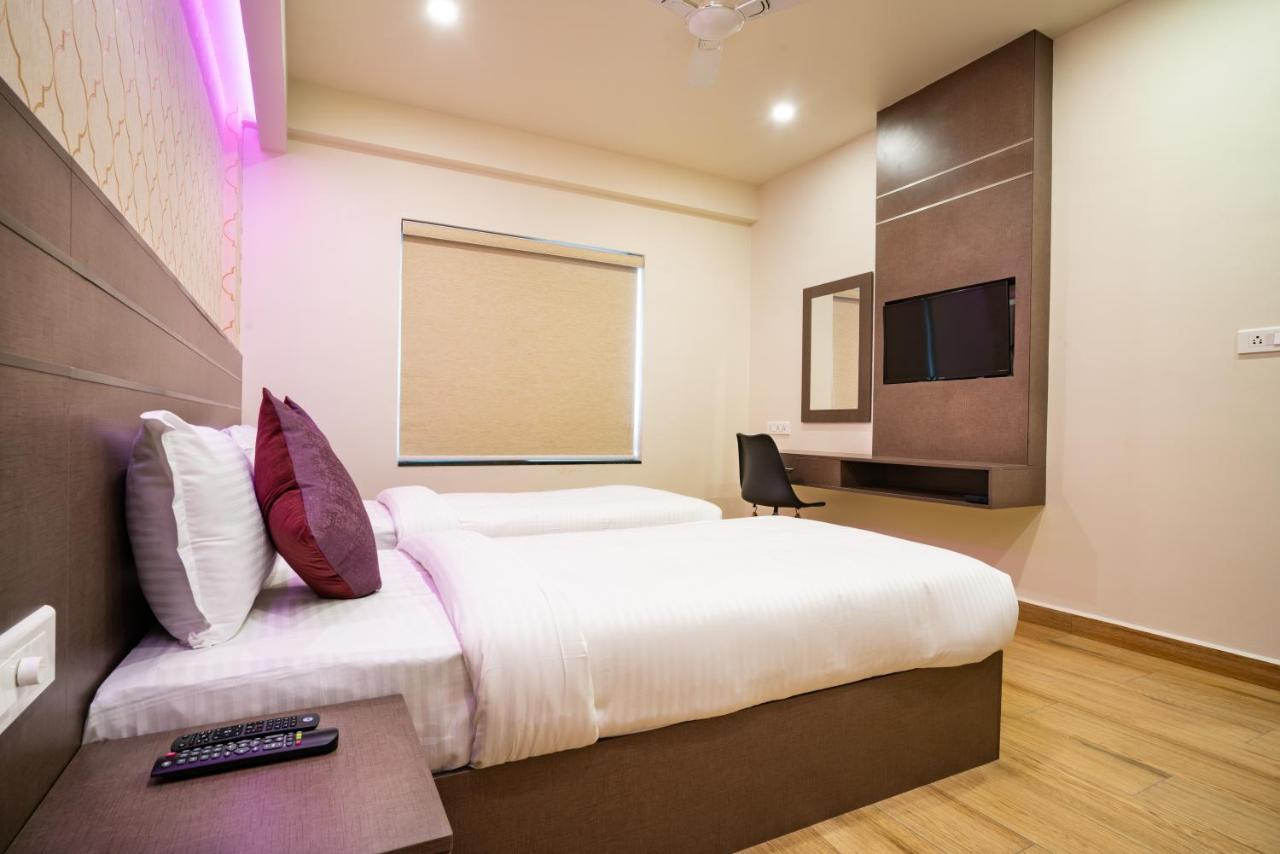 Готель Lavender Infopark Kochi Екстер'єр фото