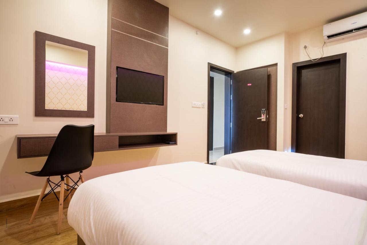 Готель Lavender Infopark Kochi Екстер'єр фото