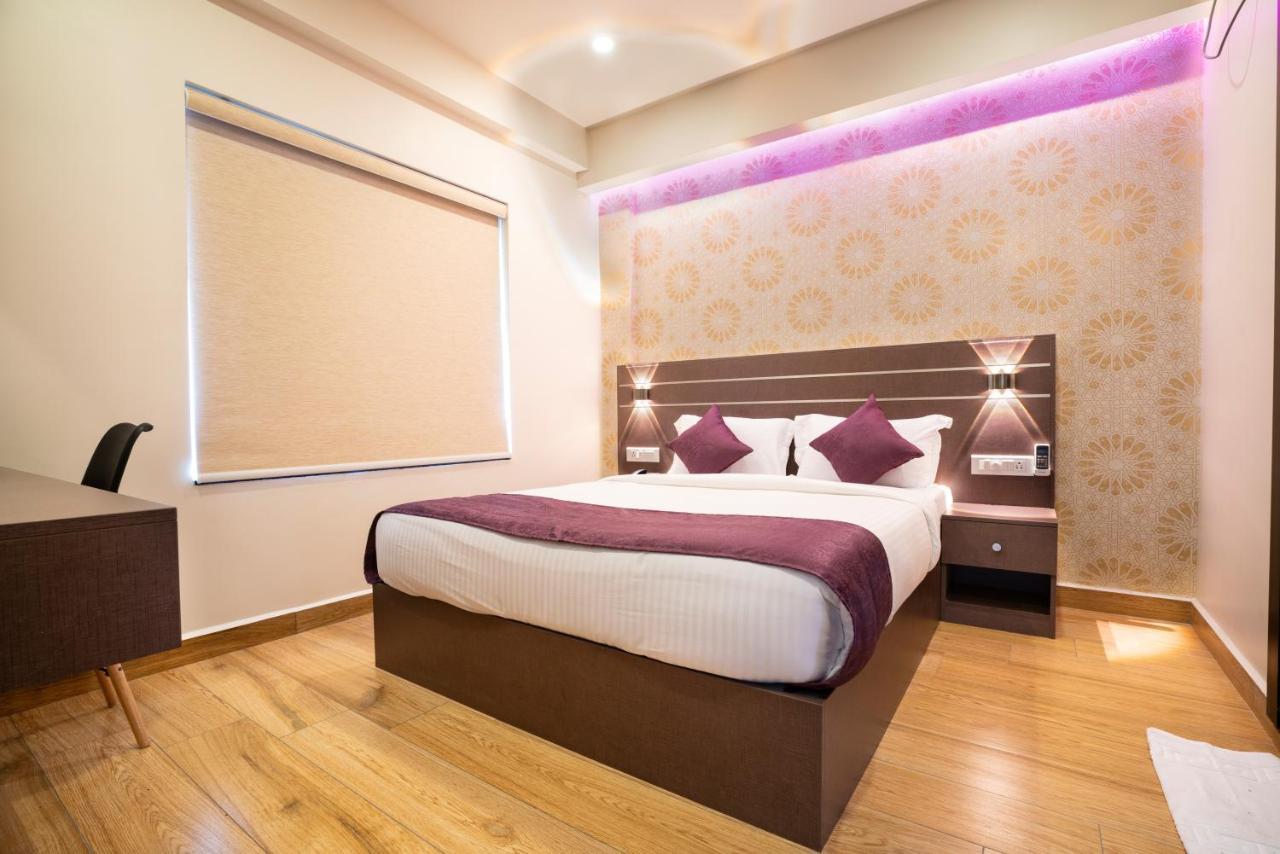 Готель Lavender Infopark Kochi Екстер'єр фото
