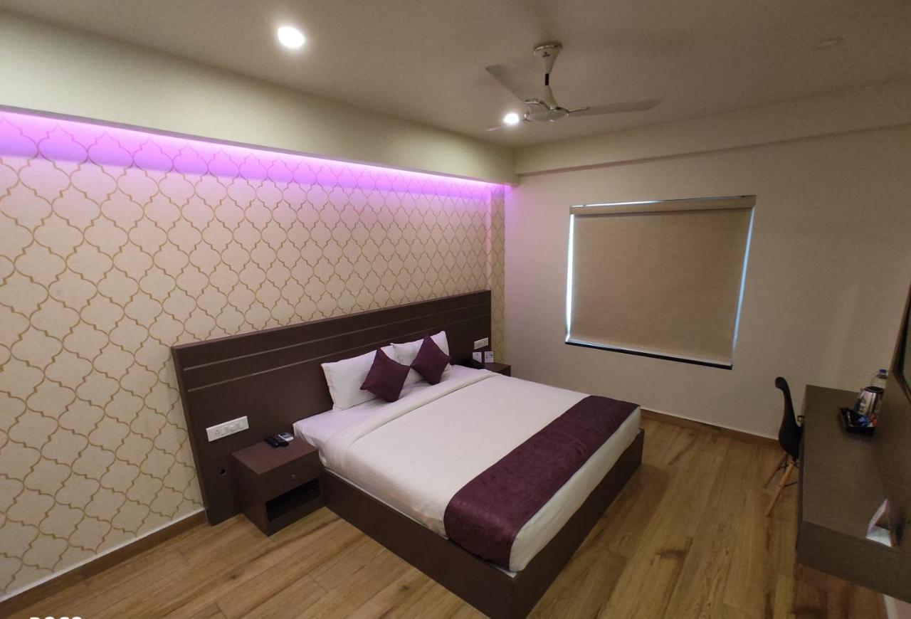 Готель Lavender Infopark Kochi Екстер'єр фото