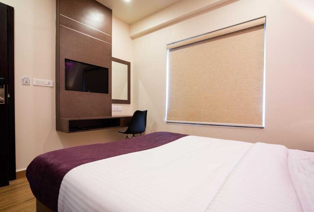 Готель Lavender Infopark Kochi Екстер'єр фото
